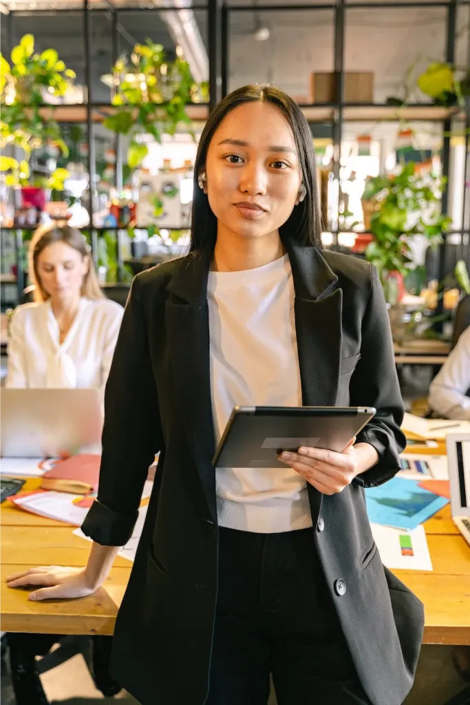 Une femme debout, avec une tablette à la main