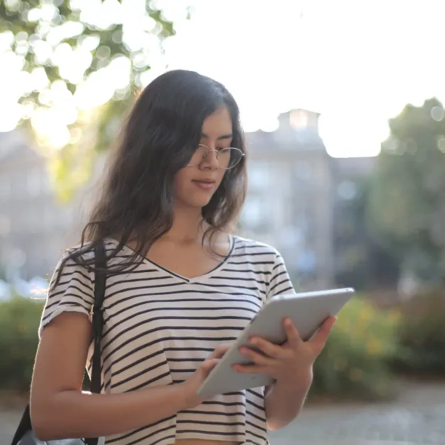 Photo d'une femme regardant une tablette